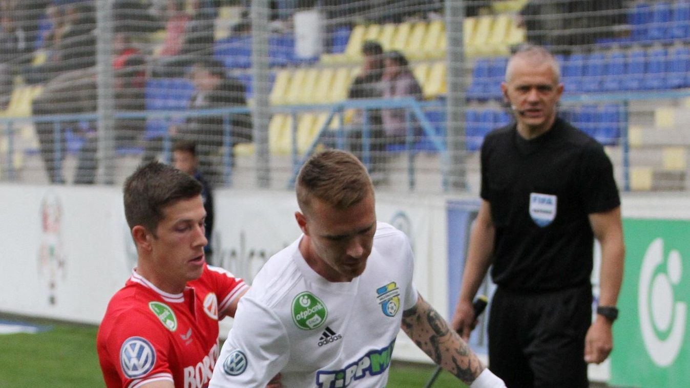 Moutari megy, de három marad