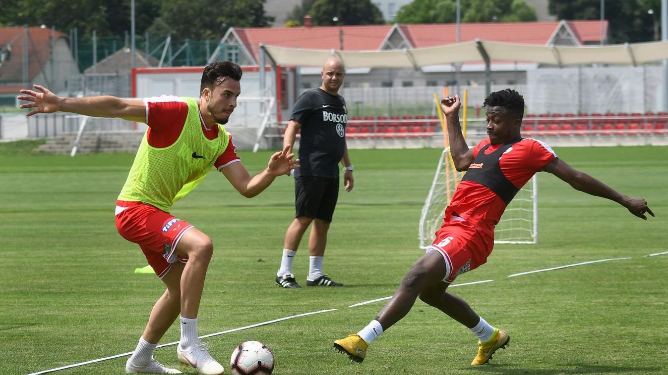 A labda és három új fiú is előkerült