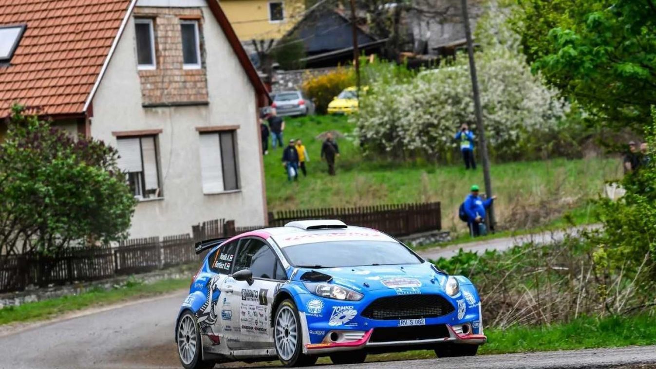 Két lábbal rálépnének a gázpedálra