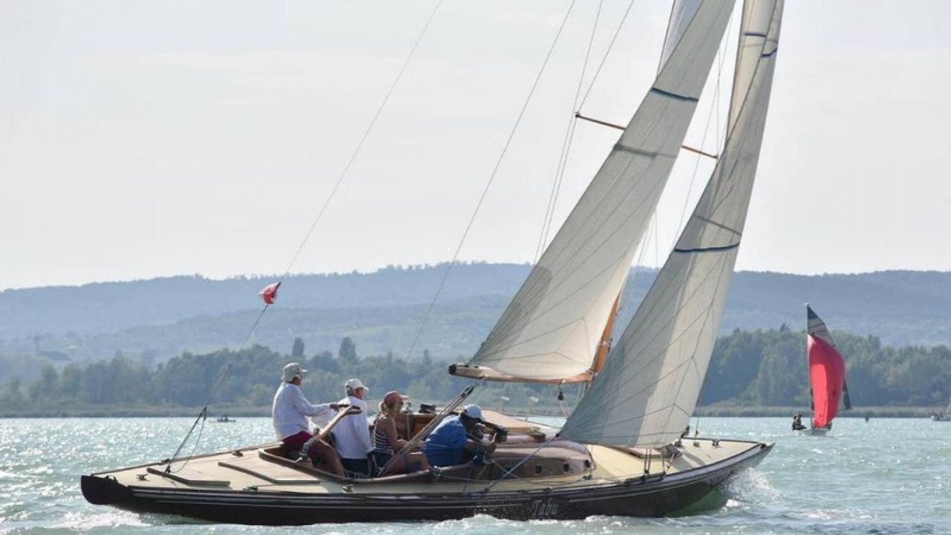 Vitorlással a tó körül