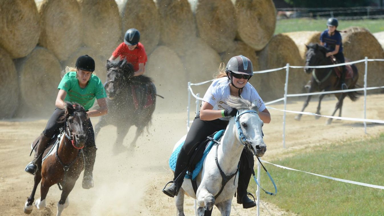 Vágtáztak a lovasok
