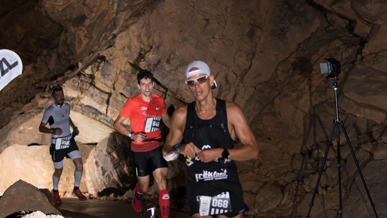 Cseppkövek, cseppkőoszlopok között