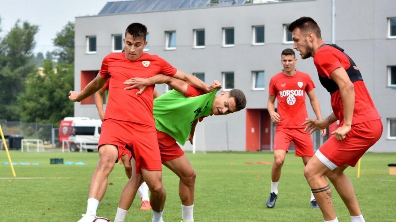 Két játékos átadólistára került, 32 fős a keret