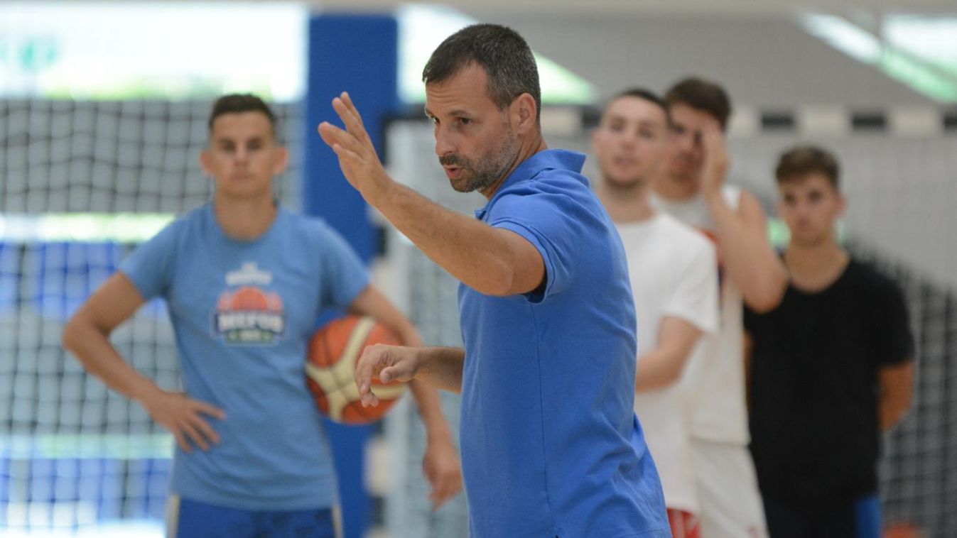 Két új fiú és tíz továbbálló