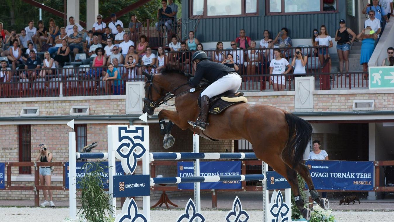 Kilenc országból neveztek