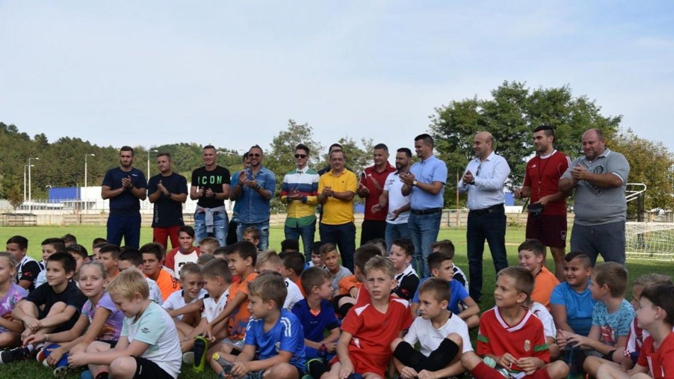 Majka is beszállt a focisuliba