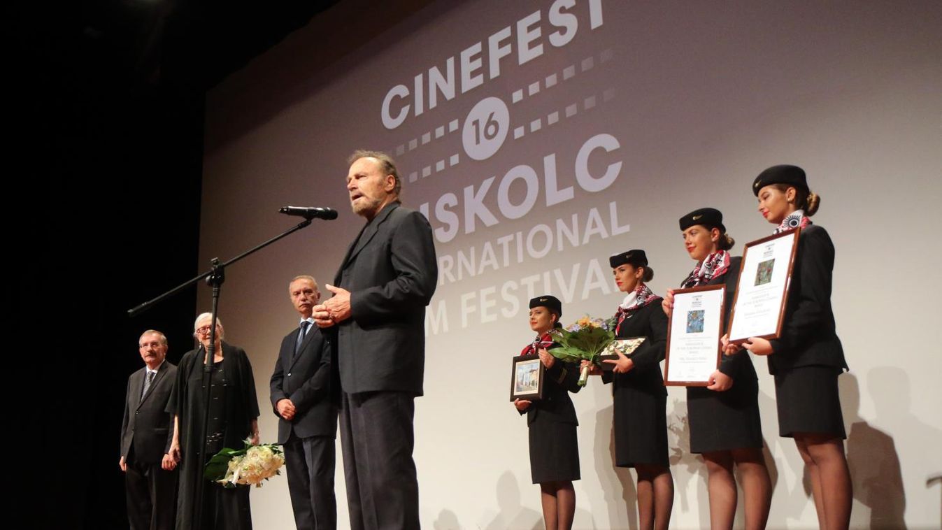 Vonatbaleset, halálos baleset, világsztárok és Marvel-univerzum