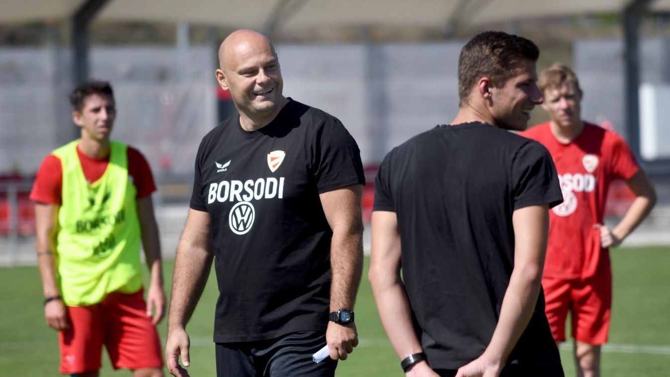 Hat játékos a tartalékokhoz került