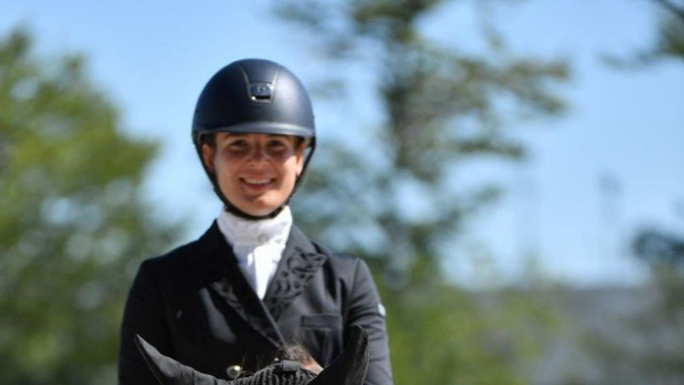 Aki a lovával vitorlázik