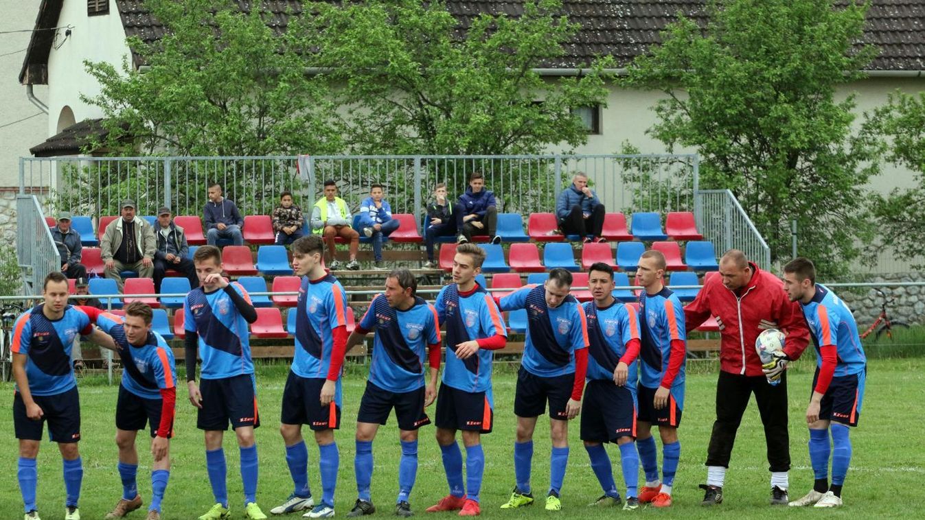 Hárman itthon kupáznak