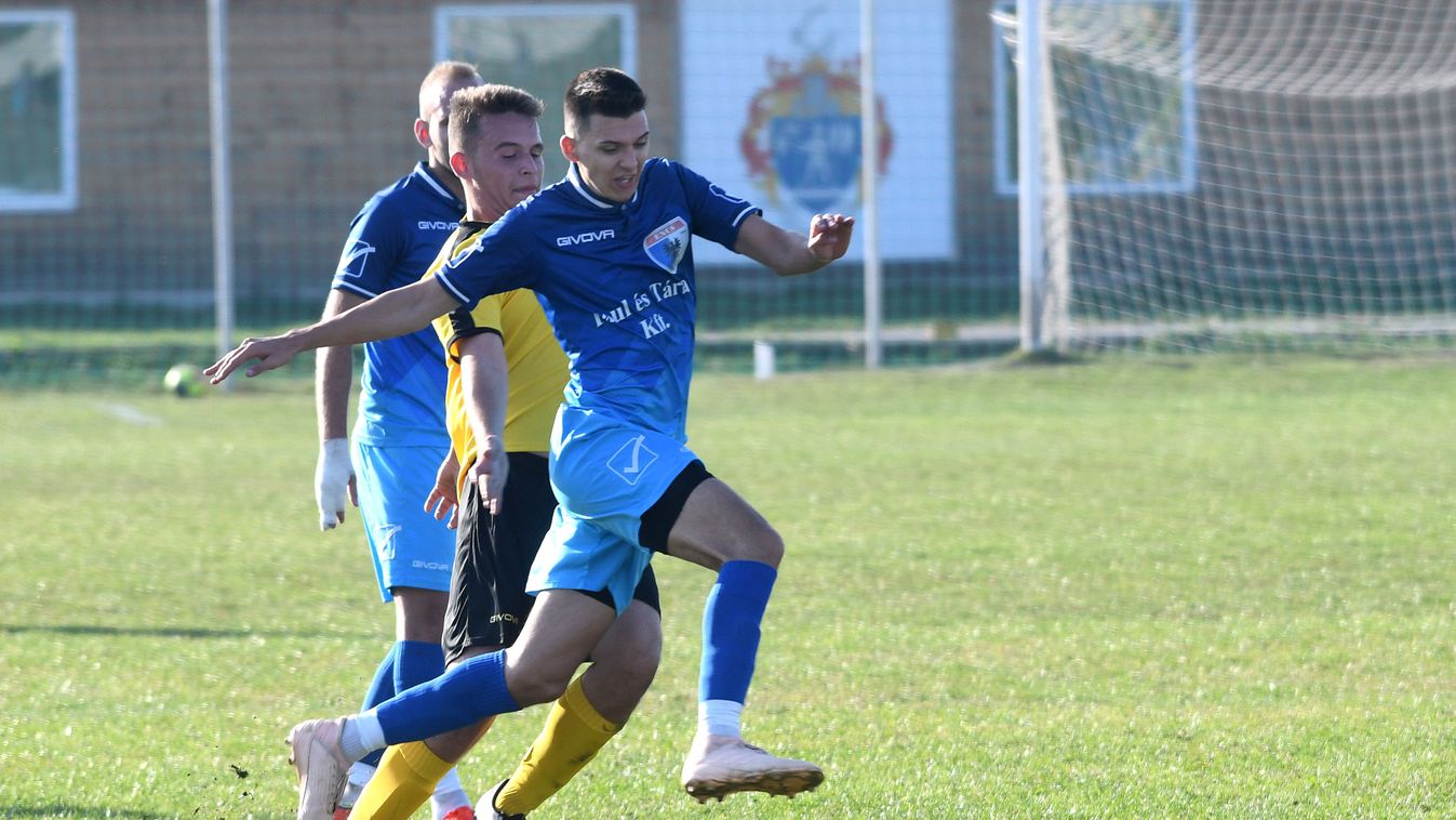 A kapu előtt remeg a lábuk