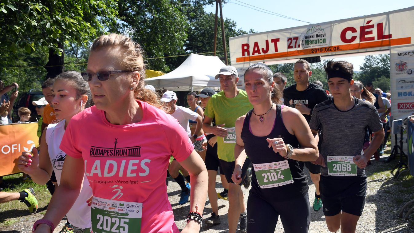 Az erdőben maradt szalagokról