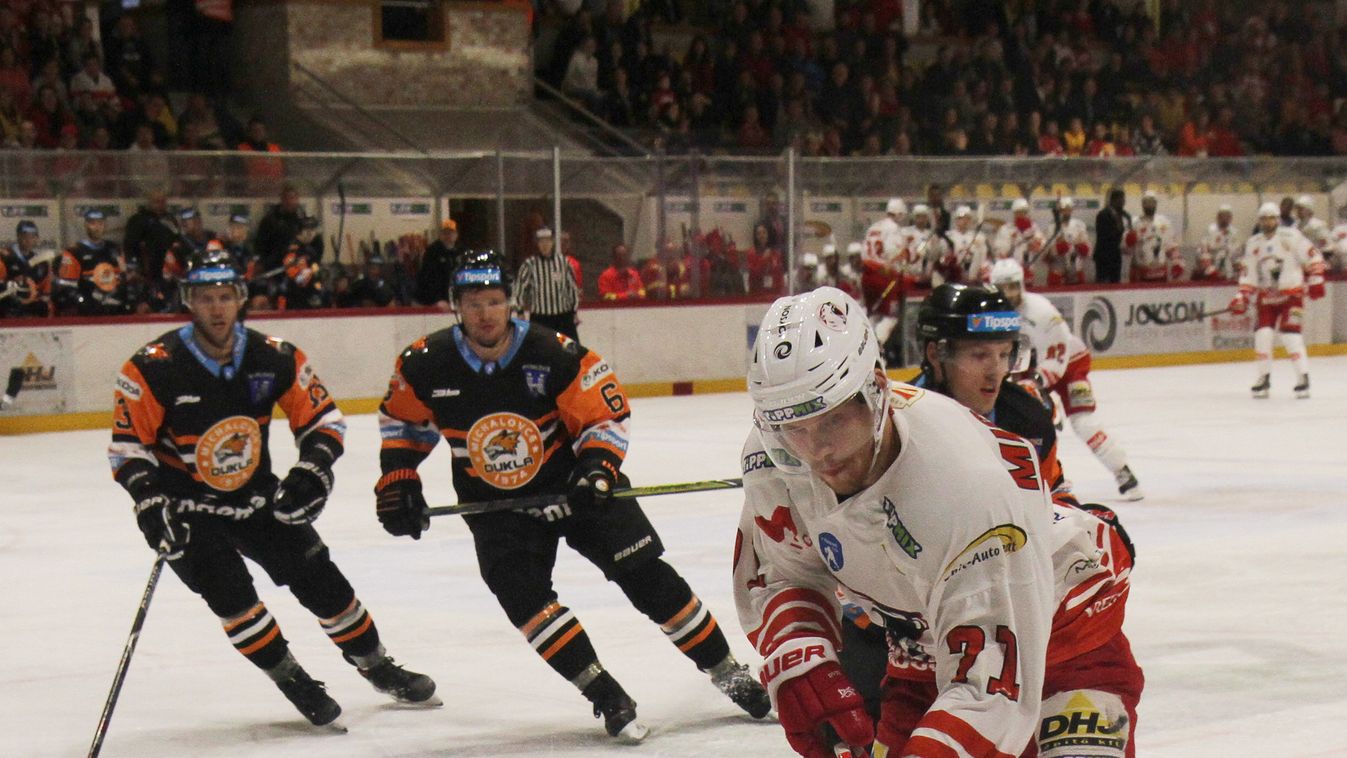 Hárman utaznak, egy itthon marad