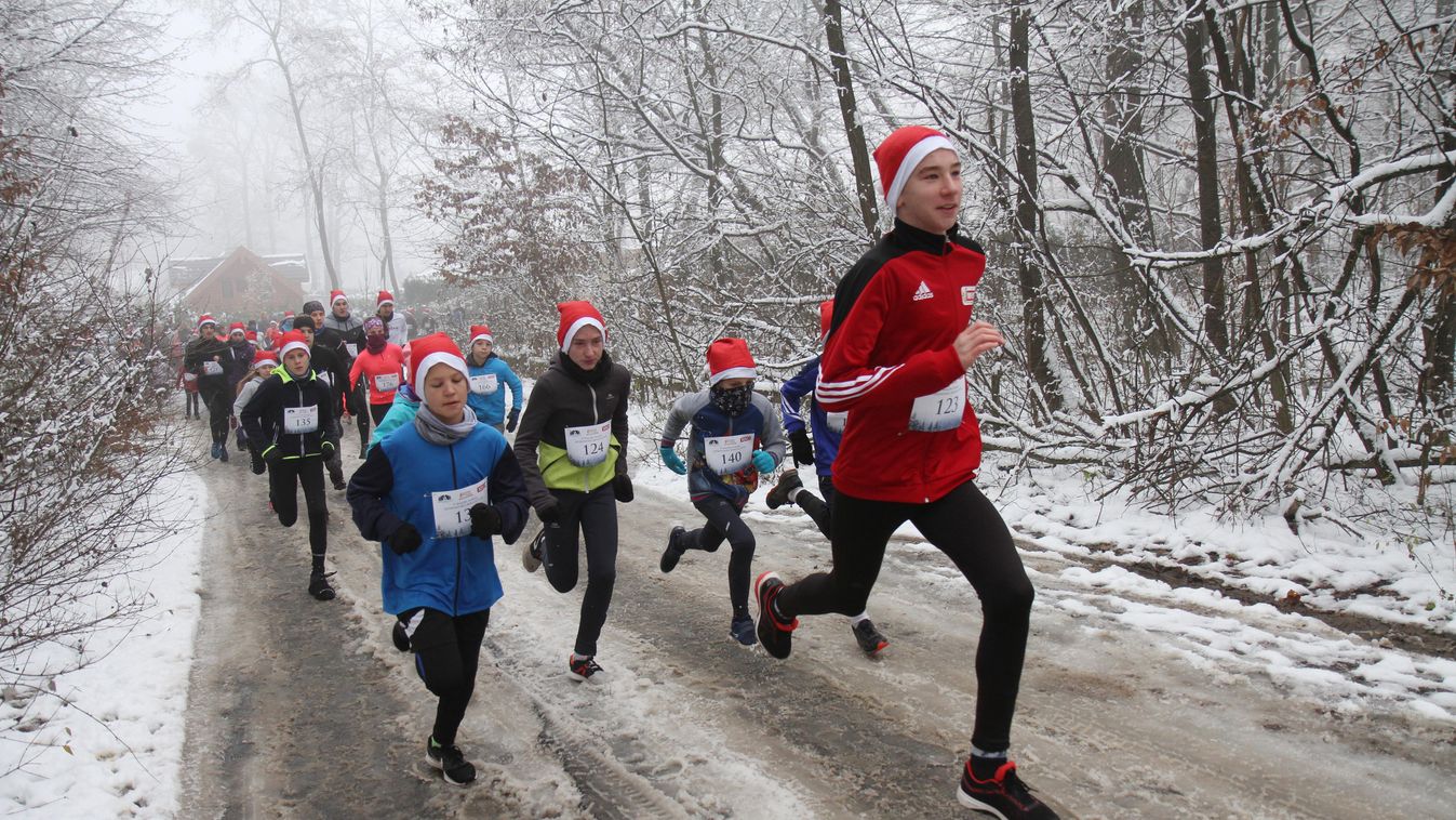 Sok tucatnyi Mikulás futott