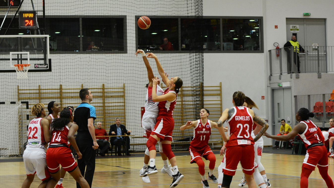 Öt pontos előnnyel utaznak