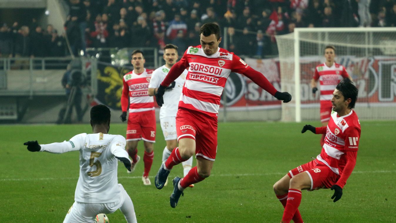 Három játékossal tárgyalnak