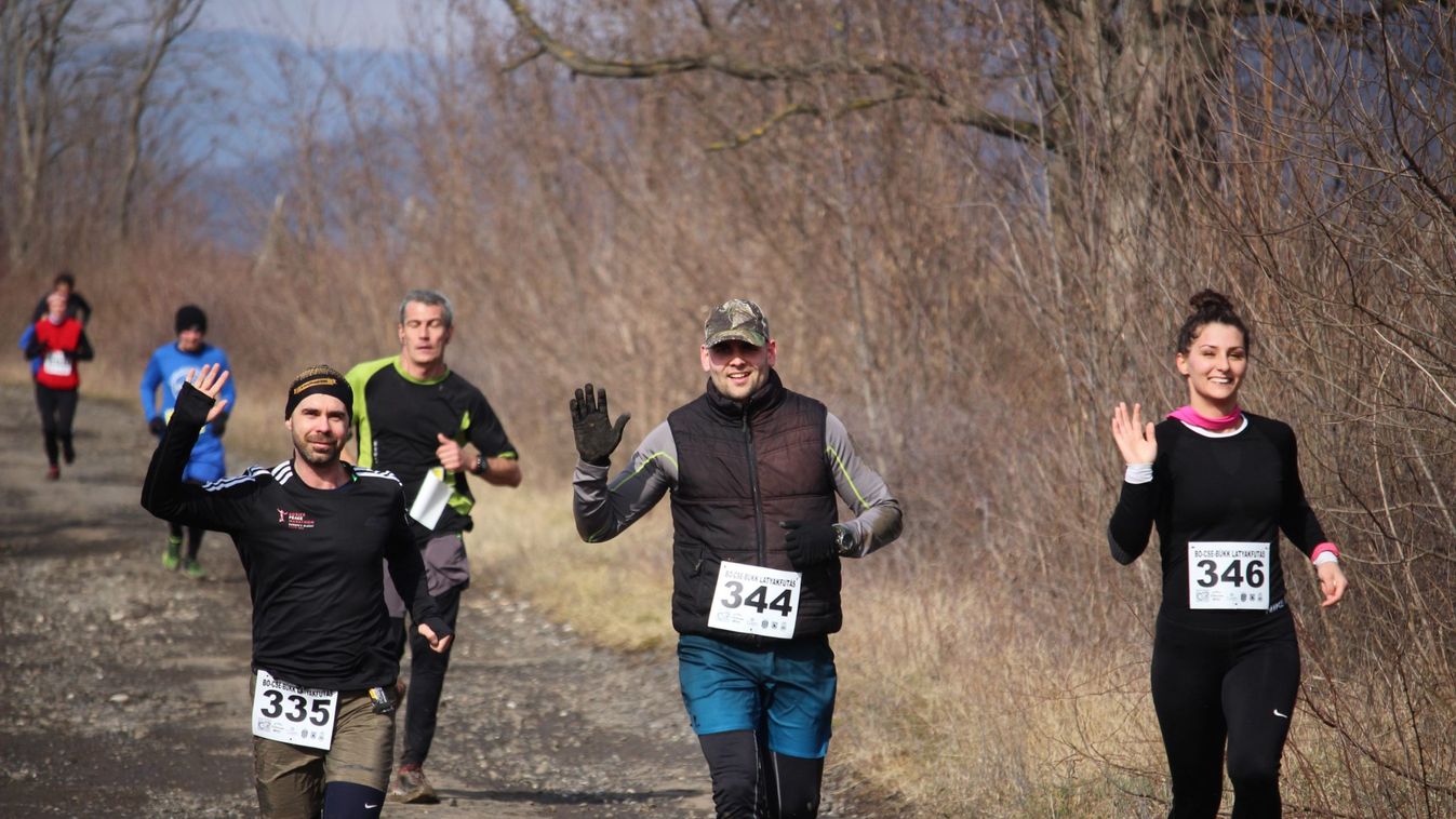 Hóban, sárban futottak