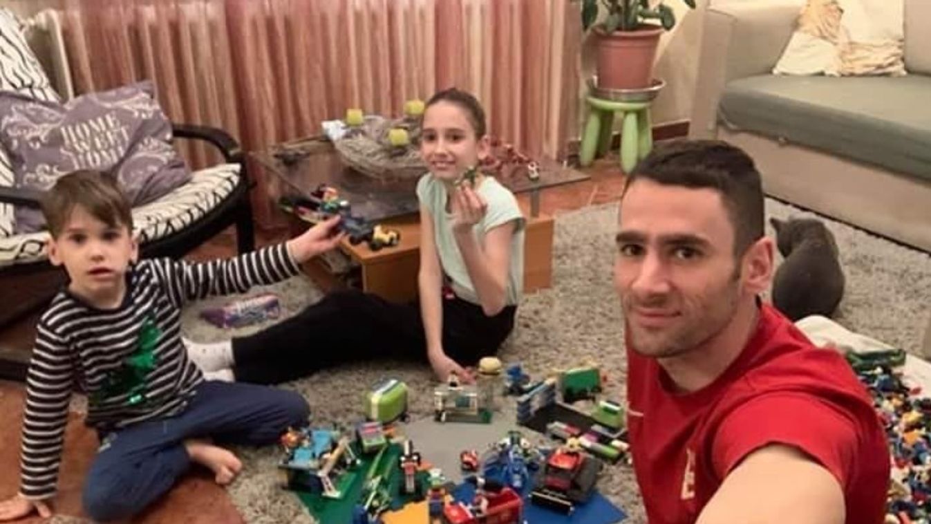 Most a Macik buzdítanak, mégpedig otthonmaradásra