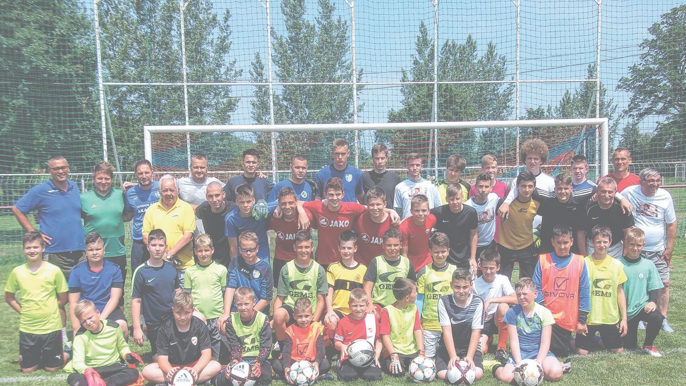 Júliusban még labdába rúghatnak