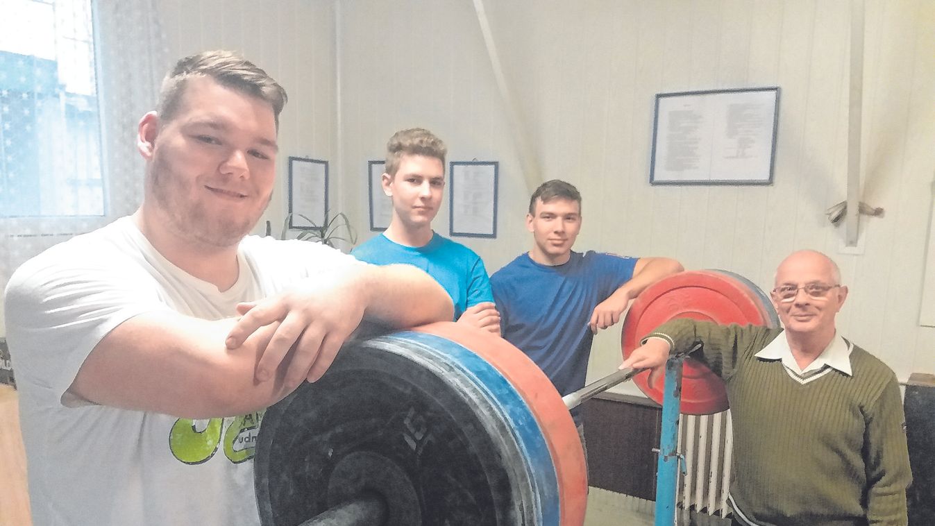 Garázsban is folyik a kemény munka