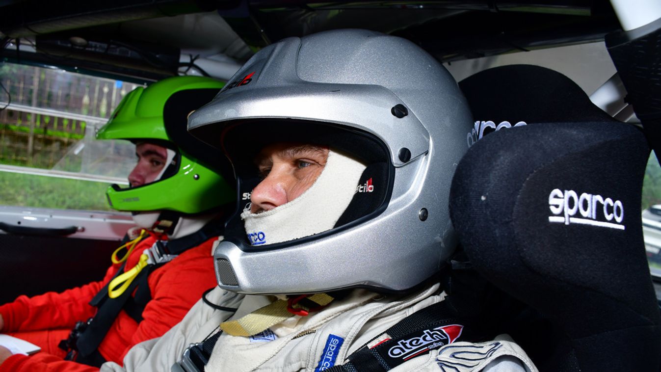 Apa és fia egy raliautóban