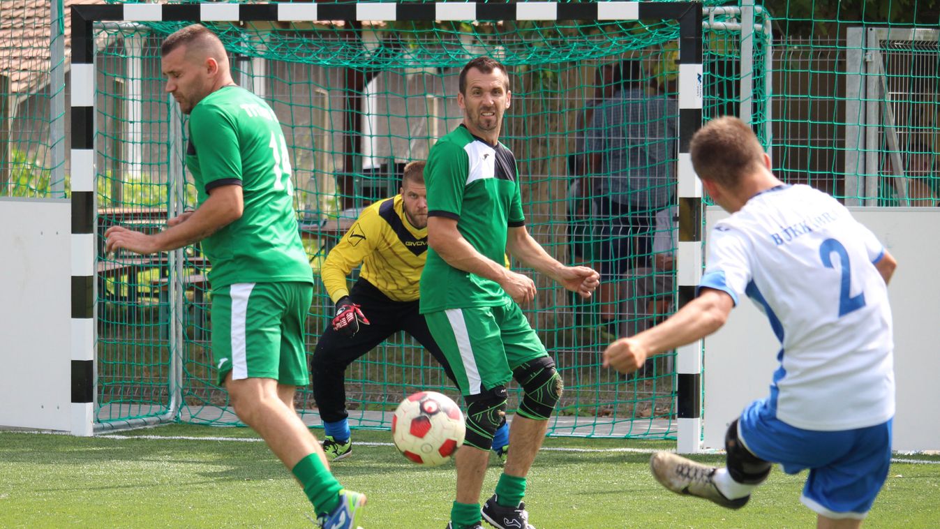 Műfüves focipályát avattak Szentistvánon