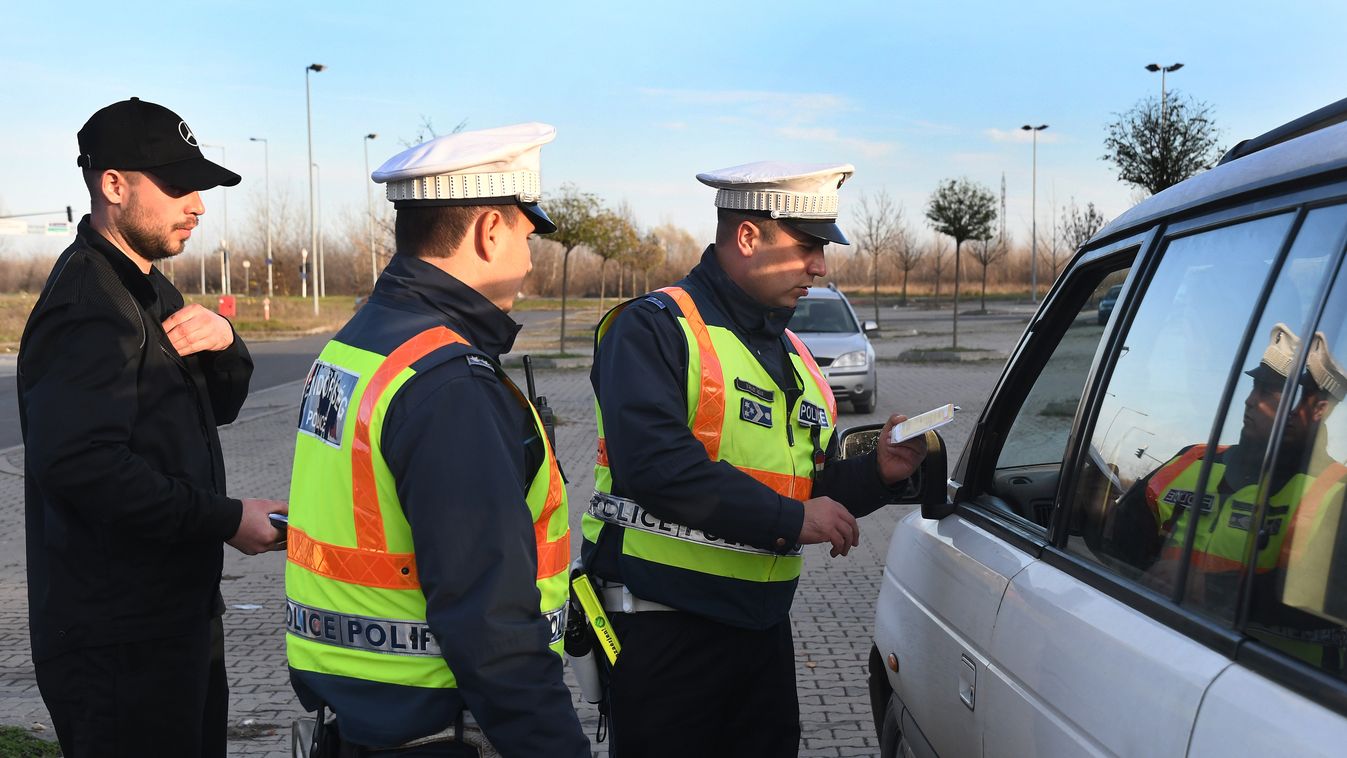 Futballmérkőzés rendőri felvezetéssel