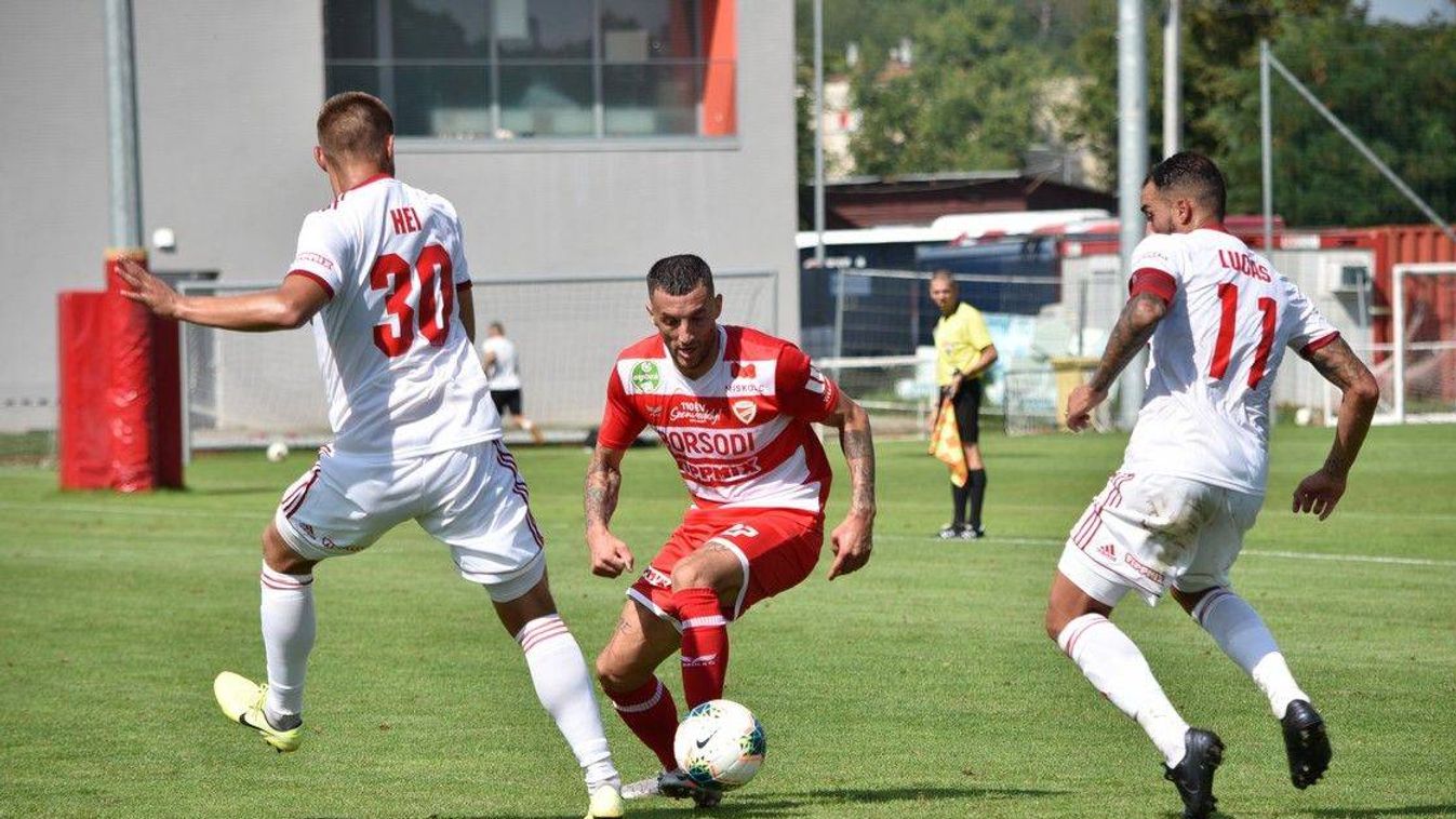 Meccs nélkül maradtak, játszottak egyet egymás ellen