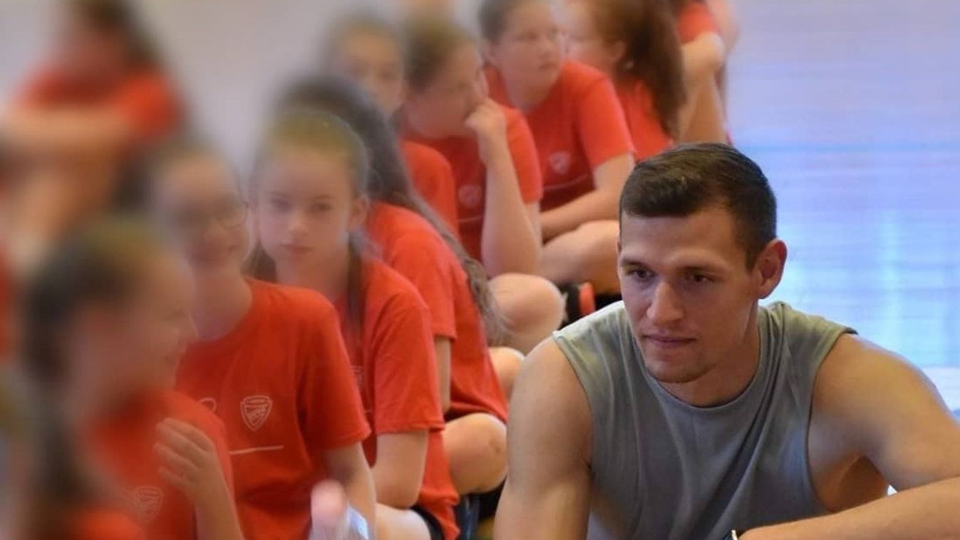 Tanár, futballista és egyben kosárlabdaedző