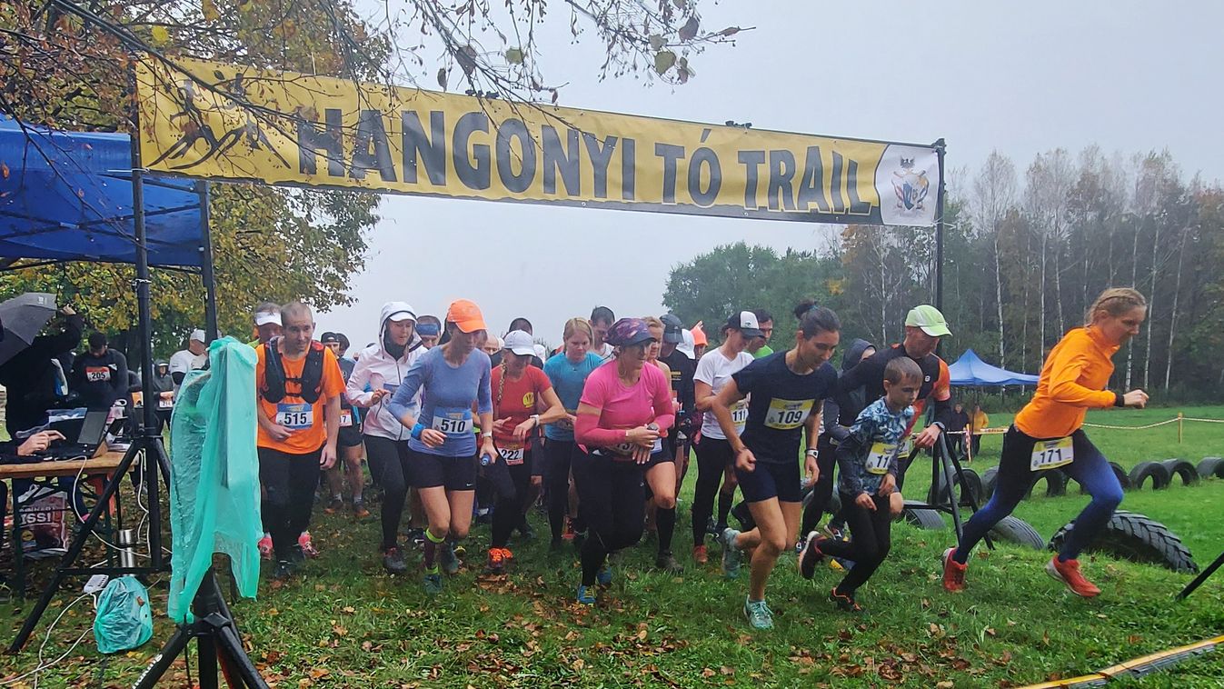 Esőben, sárban dagonyáztak.