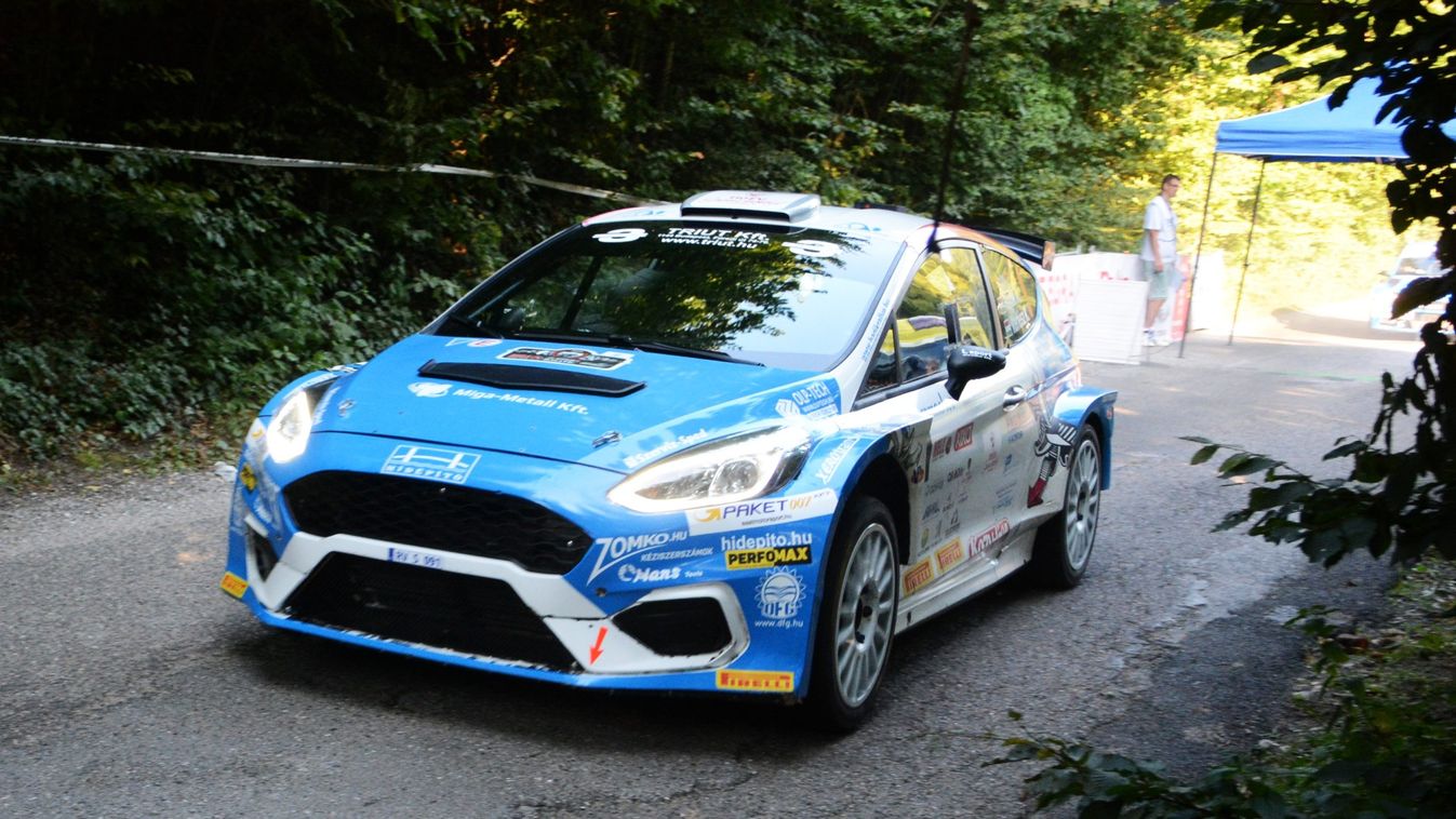 Négyen áhítoznak a címre