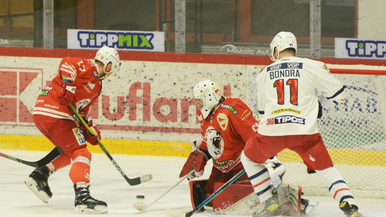 Nyolc találat oda, három ide