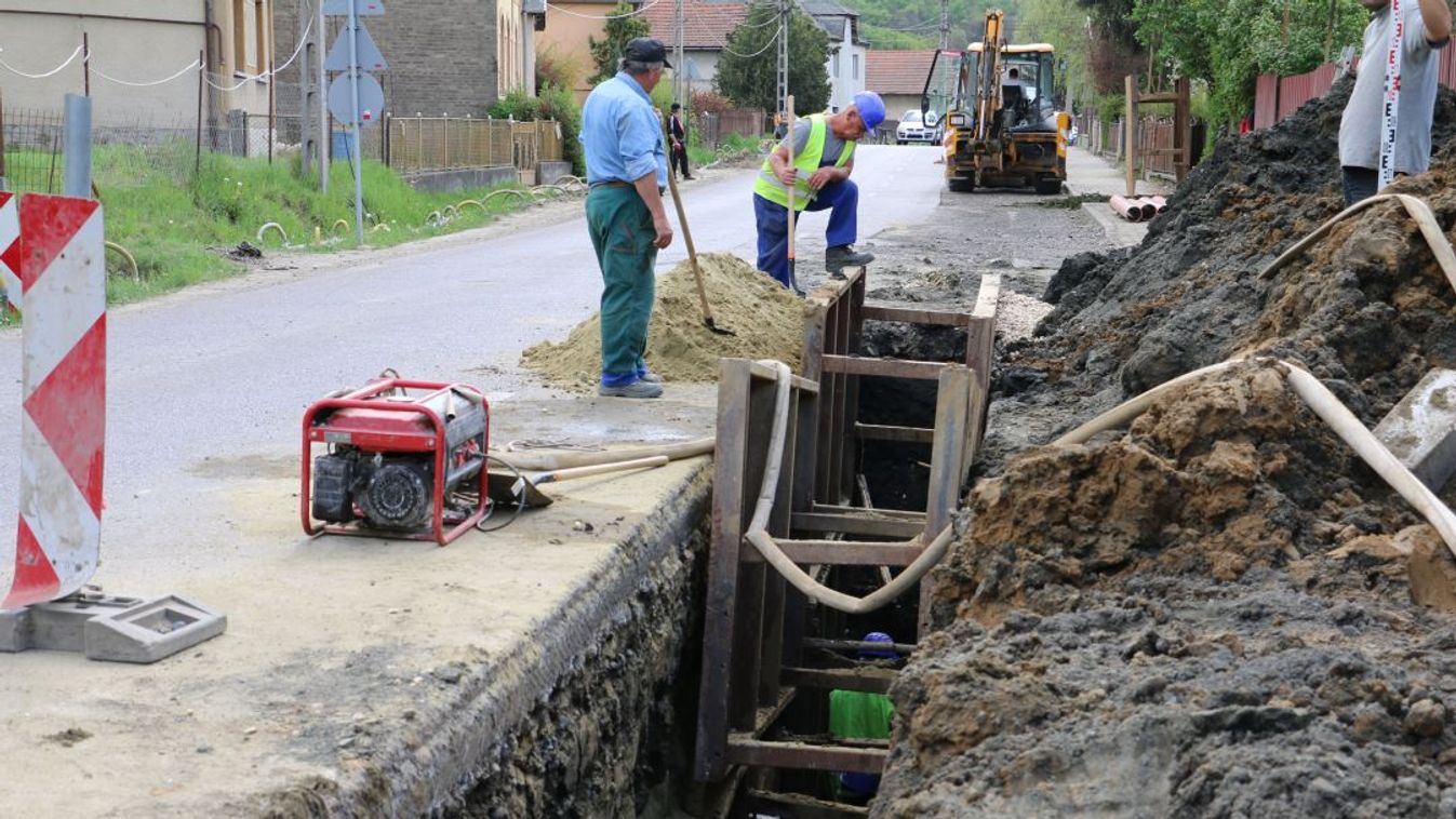 Halad a csatornázás a város több pontján is