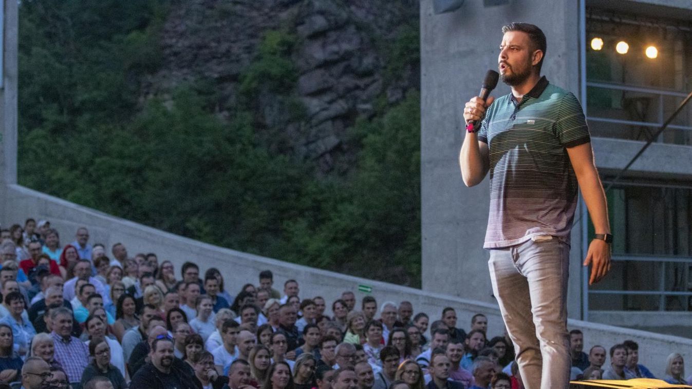 A színpadon a humor volt a főszerepben