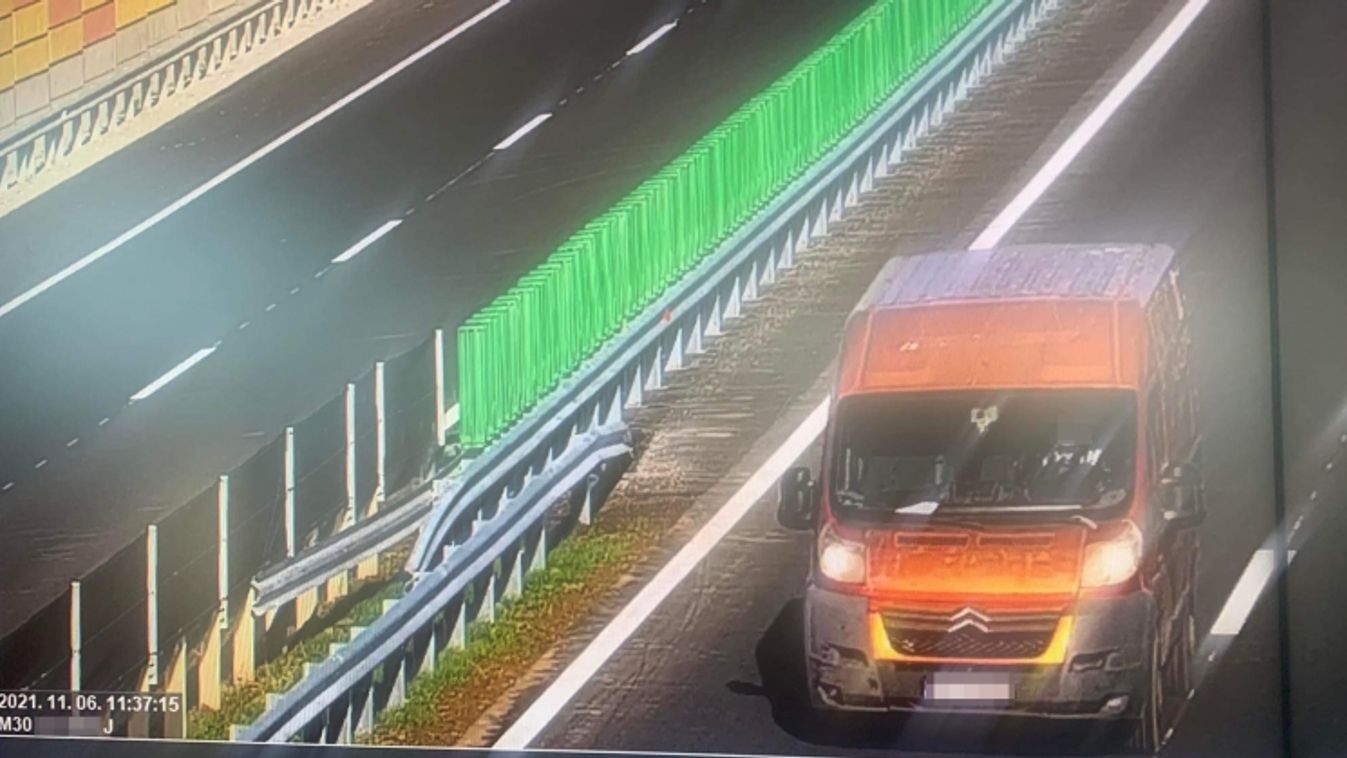 Megfordult és szemben a forgalommal közlekedett az M30-ason