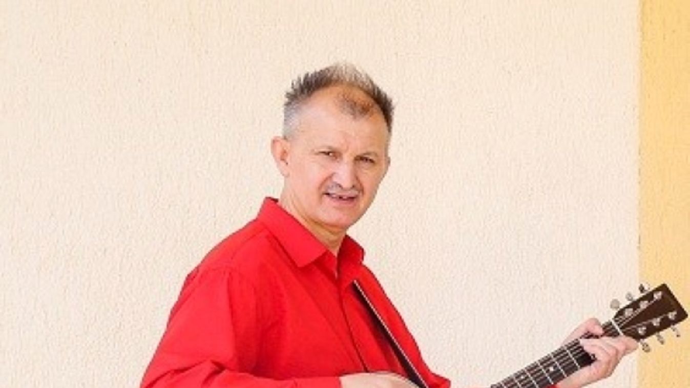 Gitárral a kézben jár az oviba énekelni