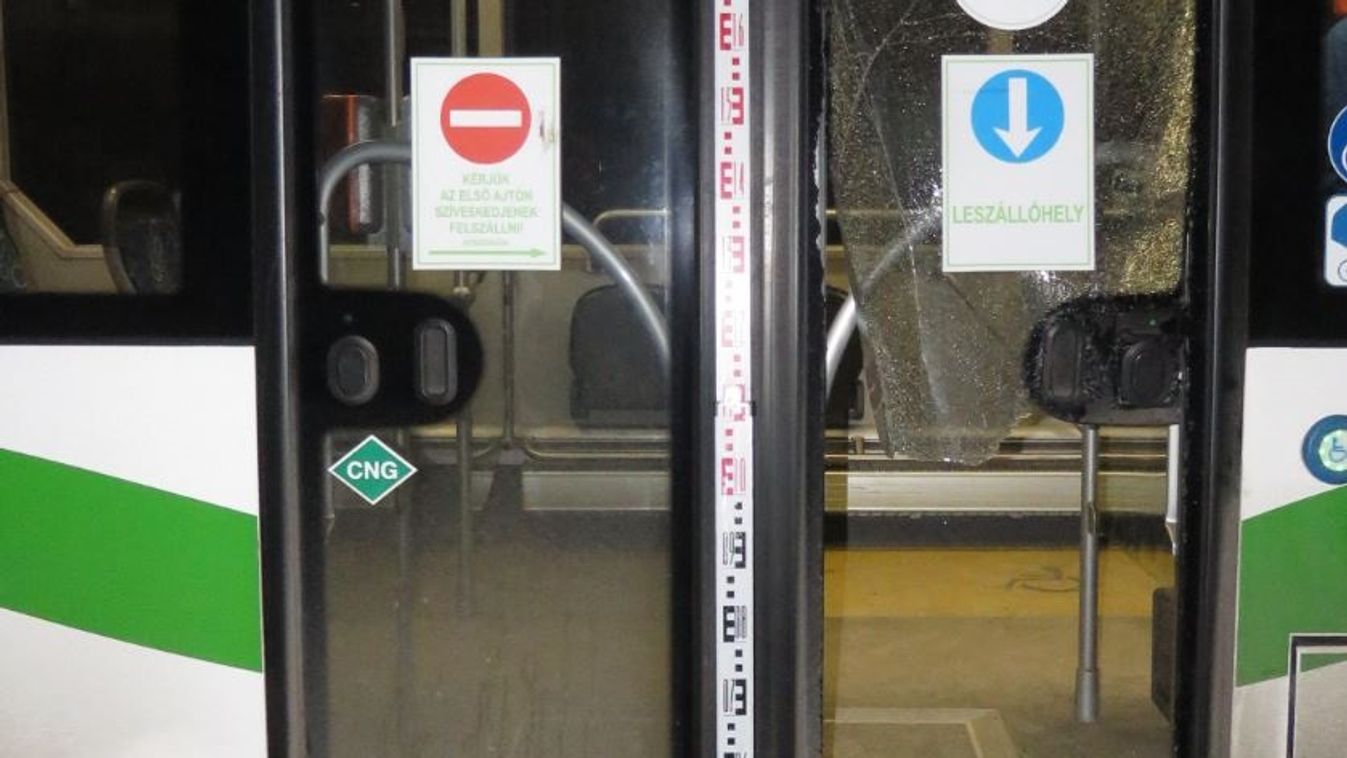 Megrúgta a busz ajtaját, betört az üvege