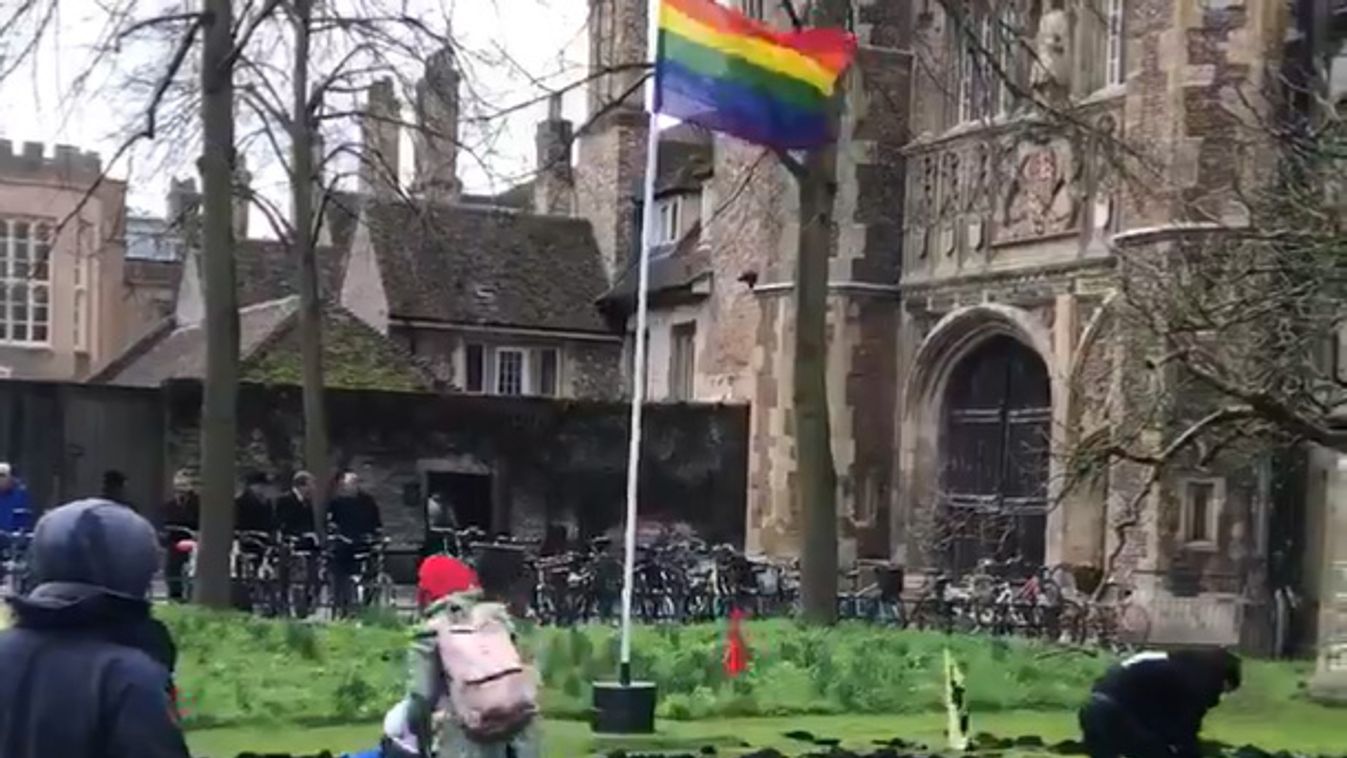 A környezet nevében tönkretették a Cambridge-i Egyetem pázsitját (videó)