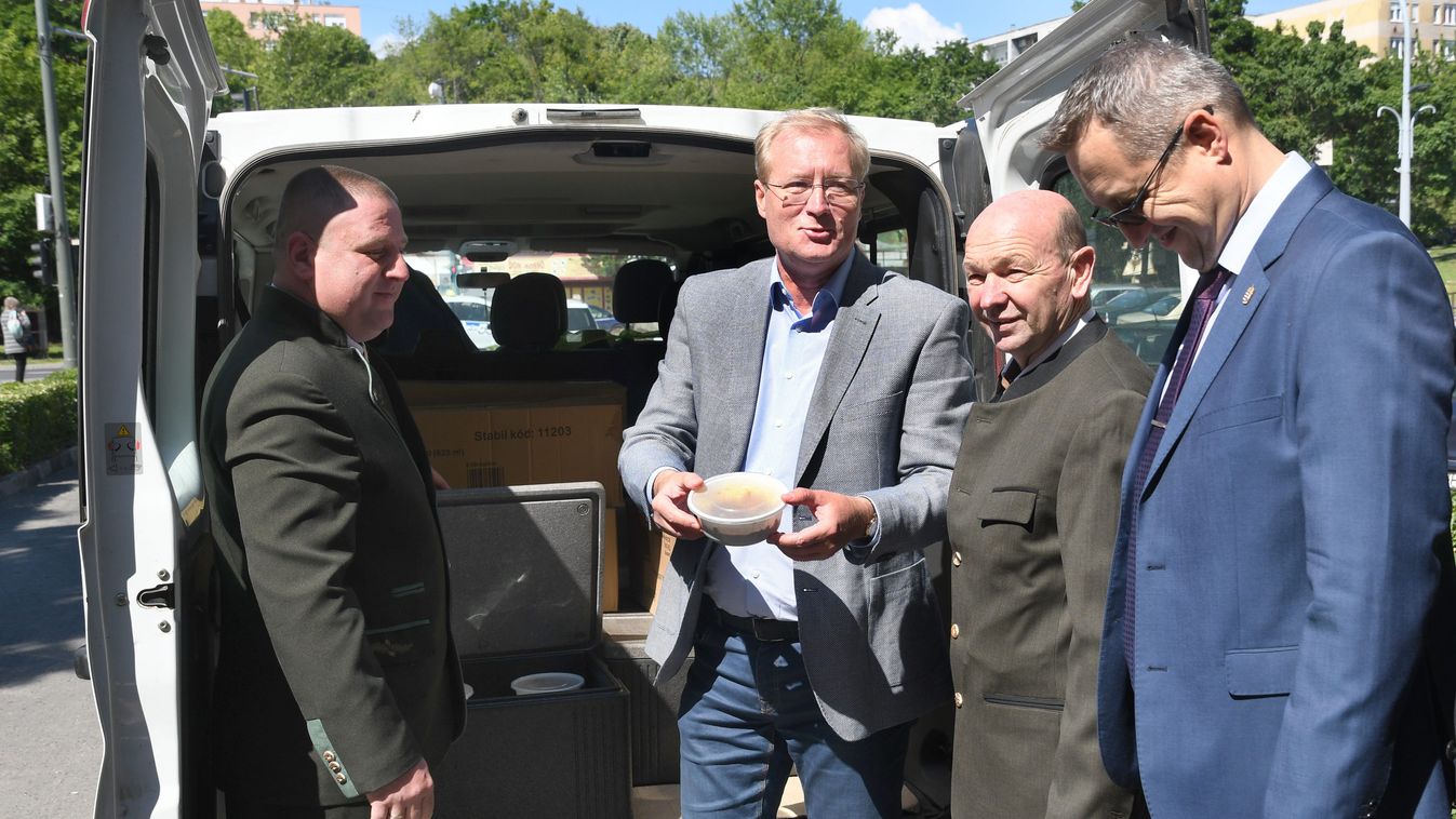 Ízletes adomány a dolgozóknak