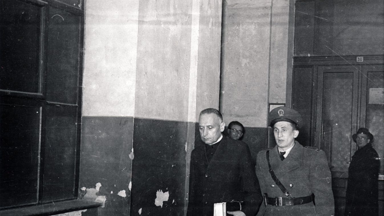 Így léptek fel a kommunisták a hit és a vallás ellen
