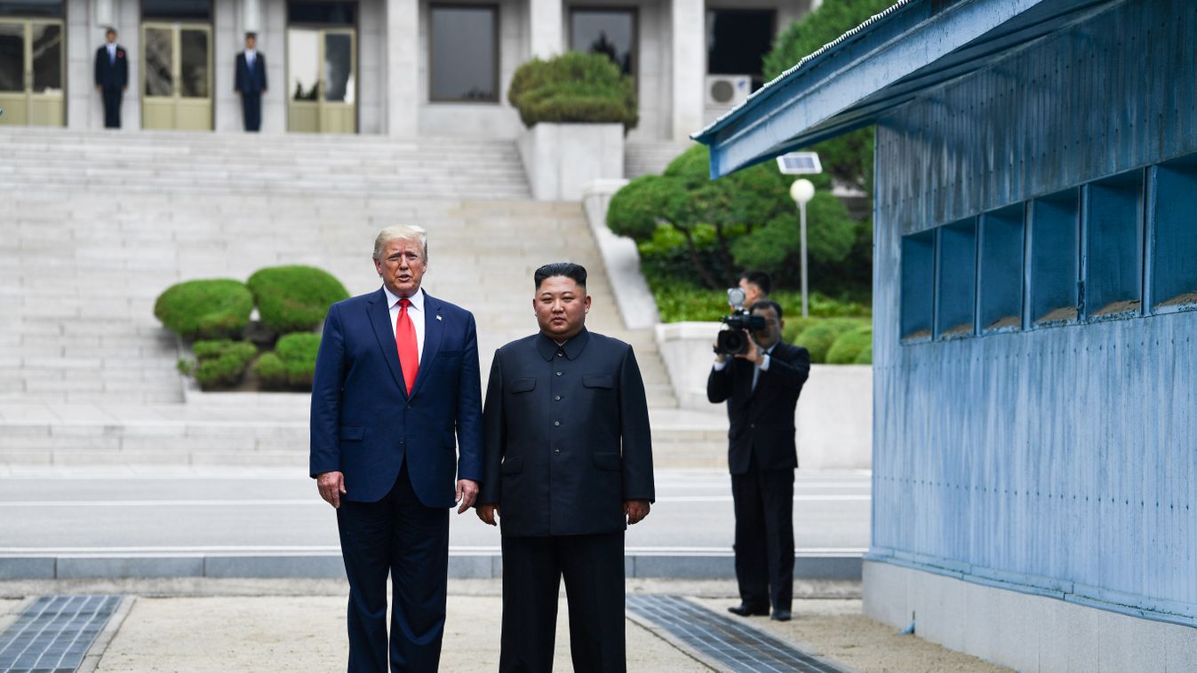 Létrejött a kézfogás Donald Trump és Kim Dzsong Un között