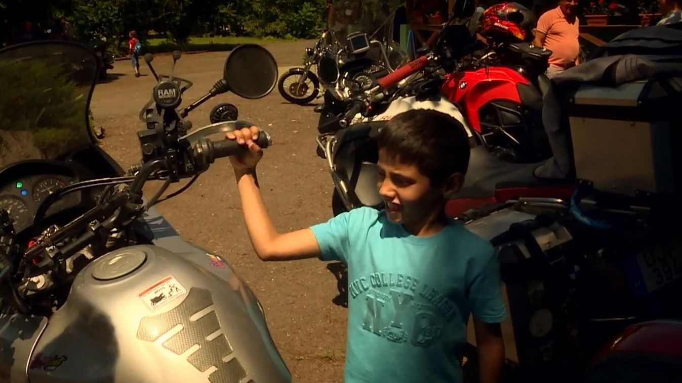 Határon túli gyerekeket vittek motorozni
