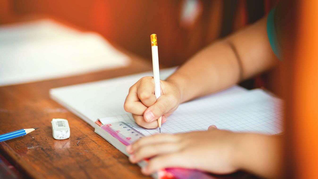 A hivatalba érkezik a gyerekek házi feladata