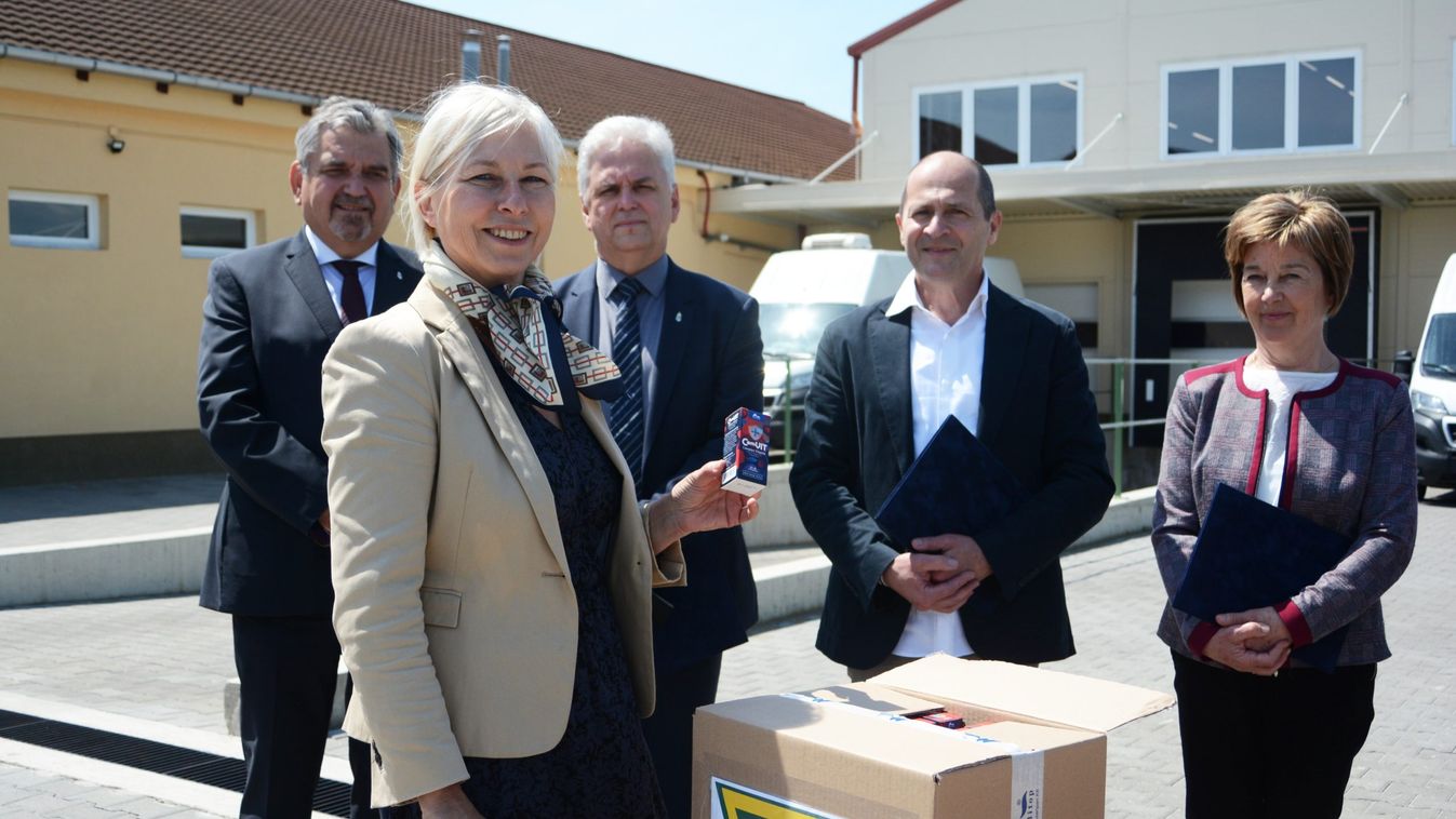 Vitaminkészítményeket adományoztak a tehetséges hátrányos helyzetű gyermekeknek