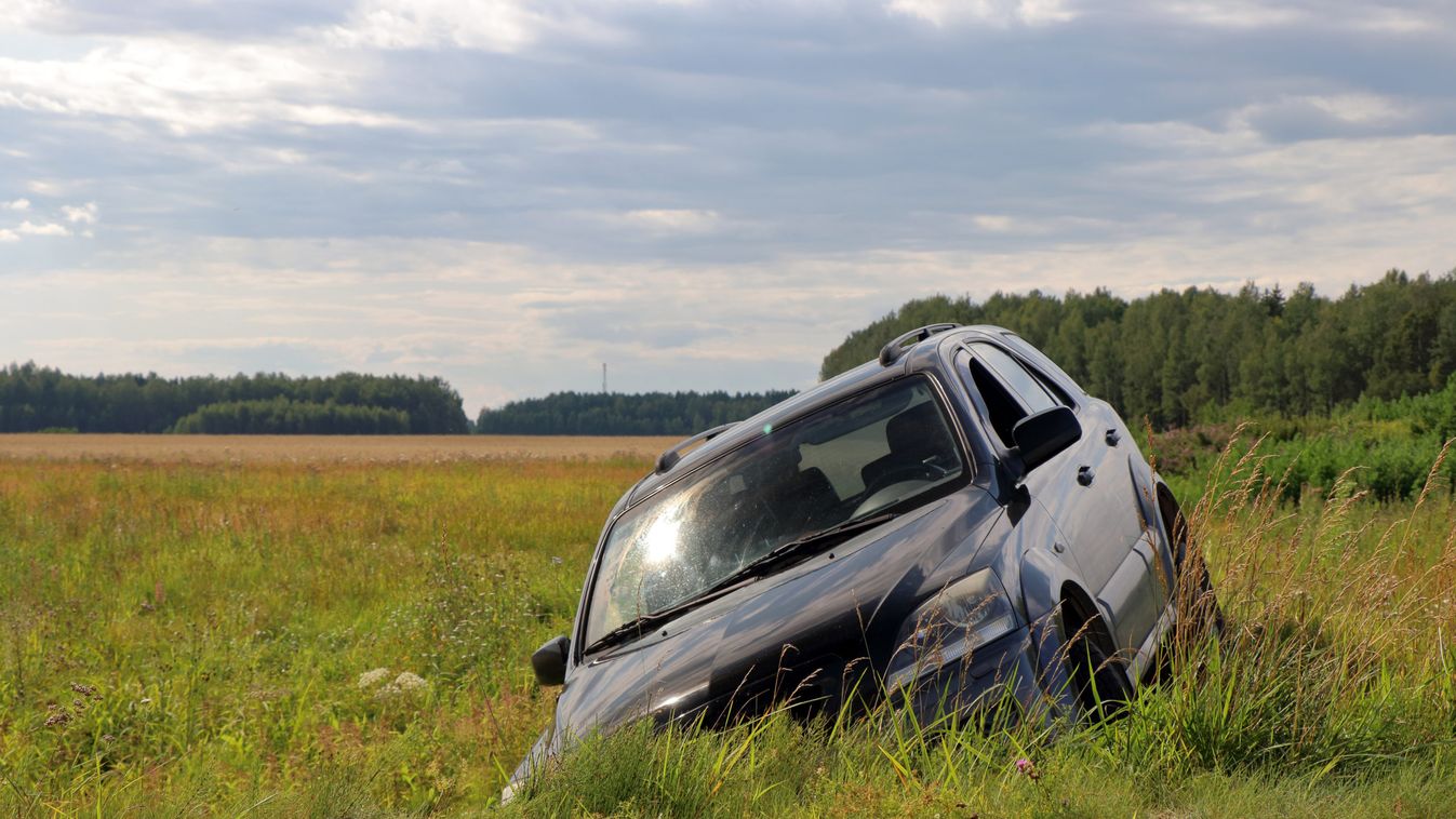 Árokba csapódott egy autó a 381-es főúton
