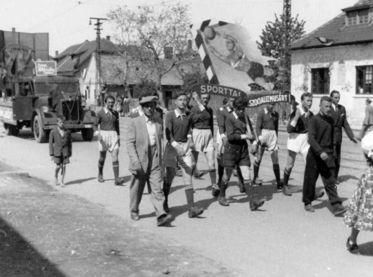 Győri kapu, sportolók május 1-i felvonulása a mára megszűnt Gyopár utcánál. 1953. Fortepan