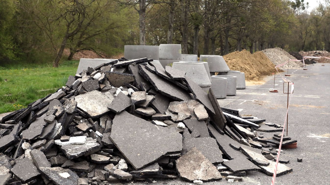 Deponálásra használják a miskolctapolcai nagy parkoló egy részét (fotókkal, videóval frissítve)