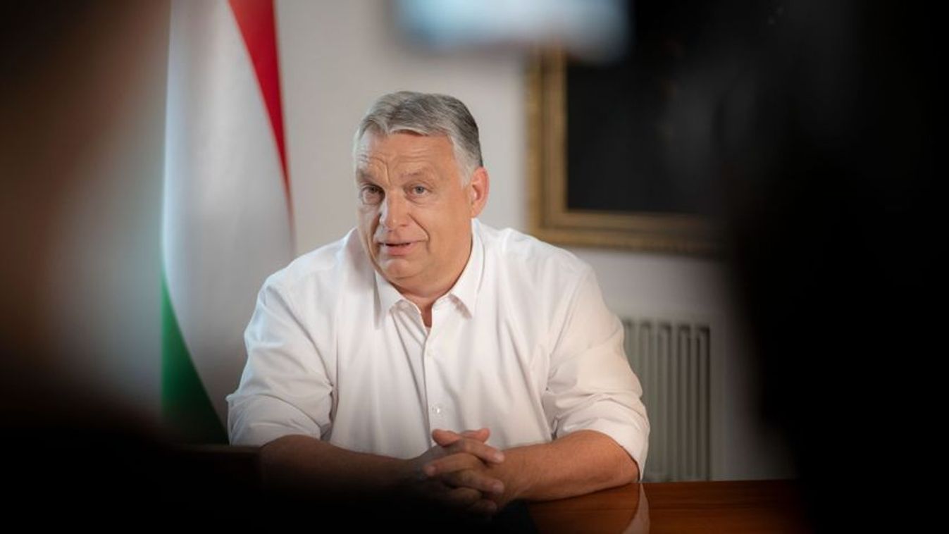 A kormányfő gratulált az érettségizőknek és a diplomát szerző hallgatóknak