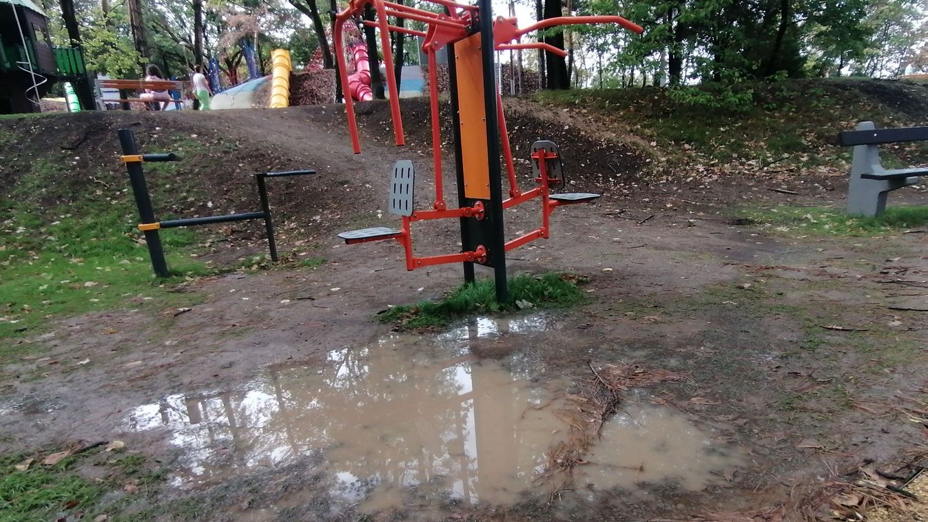 Rejtélyes gödrök, latyak, sárátfolyás a frissen átadott miskolci avasi szabadidőparkban