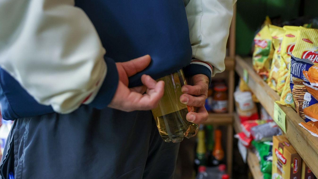 Videón, ahogy kitörtek a rajtakapott tolvajok a sétálóutcai üzletből